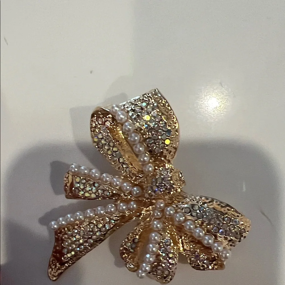 Elegant Gold and Pearl Bow Brooch